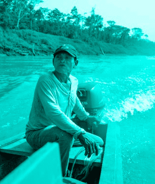 foto de homem ao barco