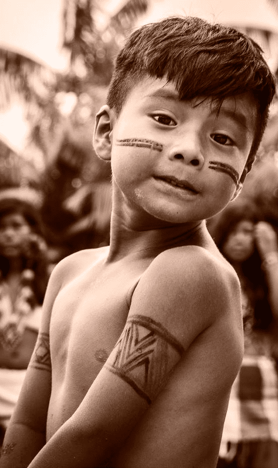 foto de um menino indigena